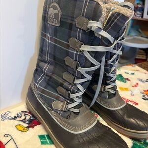 Sorel women’s Blue and Gray Plaid Snow Boots